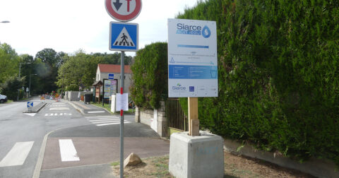 Vue du panneau de chantier et de la rue