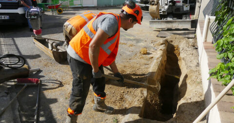Agent creusant une tranchée